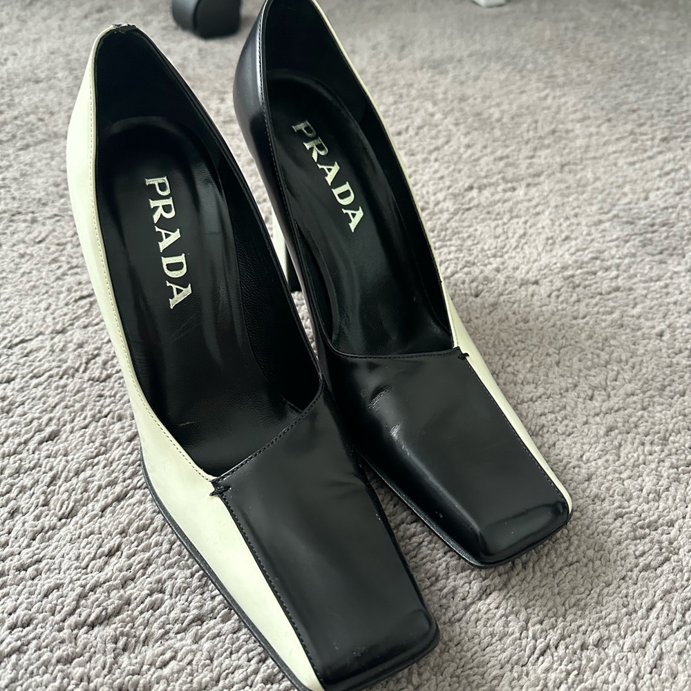 VINTAGE PRADA PUMPS